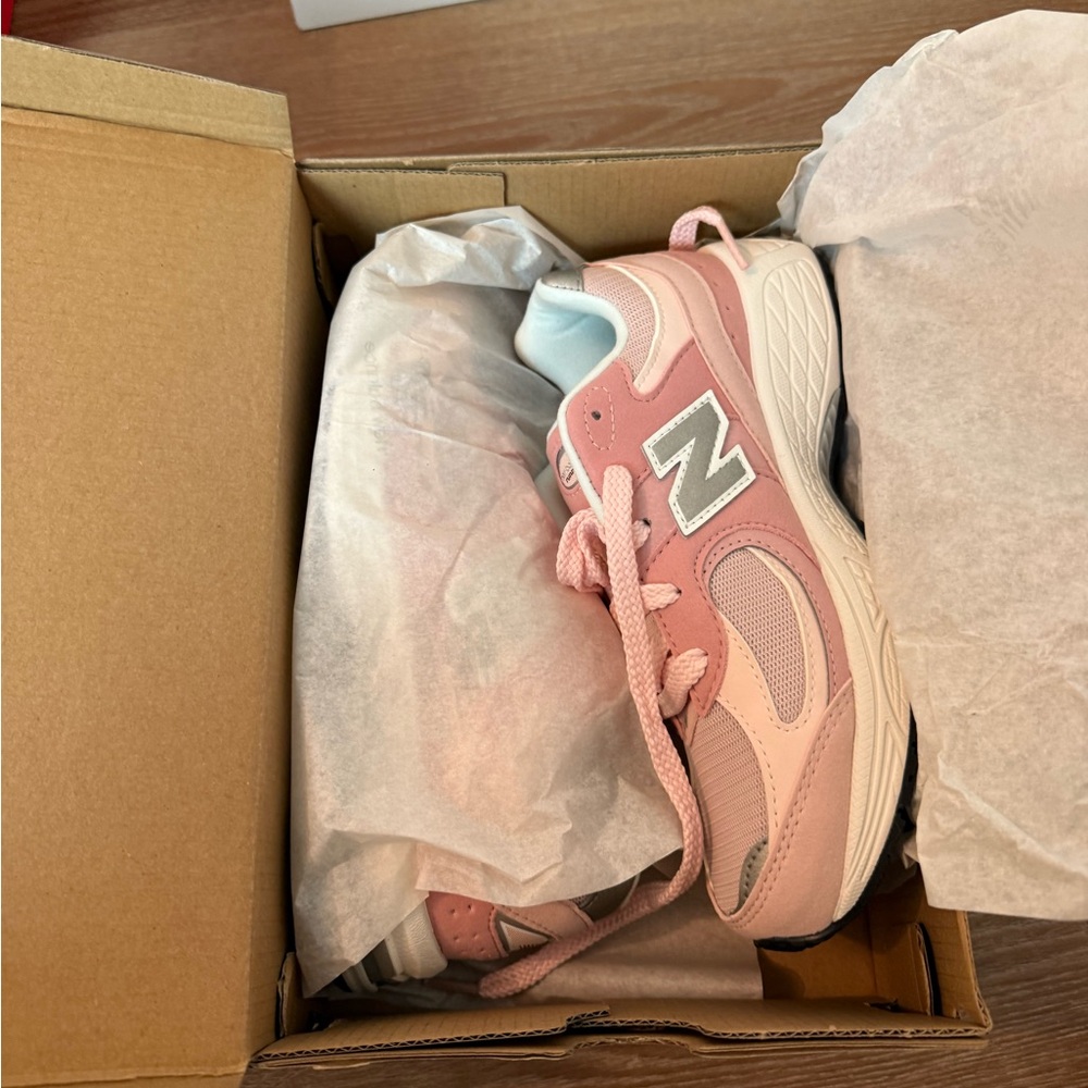 New Balance Kids' 2002 Pink and Silver Sneakers size 3 NIB - Picture 3 of 5